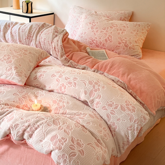 91家纺网 家纺一手货源 找家纺 雅居纺家纺 2025新款花卉雕花绒加厚保暖四件套 粉色情怀