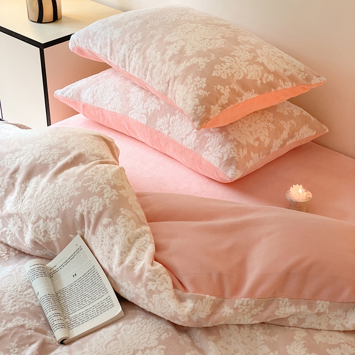 91家纺网 家纺一手货源 找家纺 雅居纺家纺 2025新款花卉雕花绒加厚保暖四件套 欧式粉