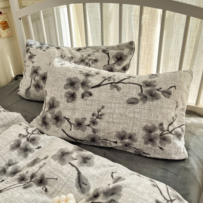 91家纺网 家纺一手货源 找家纺 雅居纺家纺 2025新款花卉雕花绒加厚保暖四件套 柏林梦境-灰