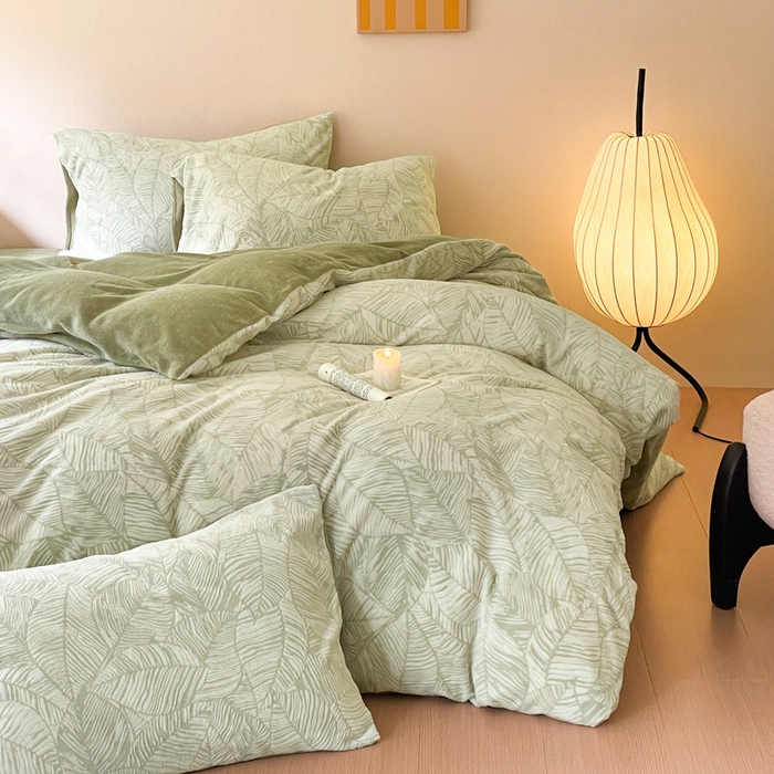 91家纺网 家纺一手货源 找家纺 雅居纺家纺 2025新款花卉雕花绒加厚保暖四件套 绿色树叶