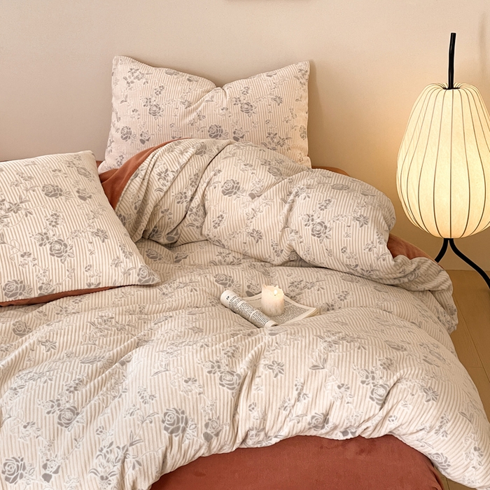 91家纺网 家纺一手货源 找家纺 雅居纺家纺 2025新款花卉雕花绒加厚保暖四件套 焦糖花朵