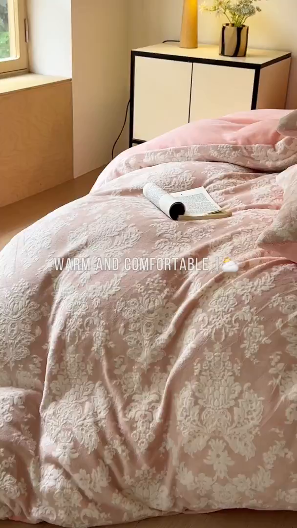 91家纺网 家纺一手货源 找家纺 雅居纺家纺 2025新款花卉雕花绒加厚保暖四件套 欧式粉