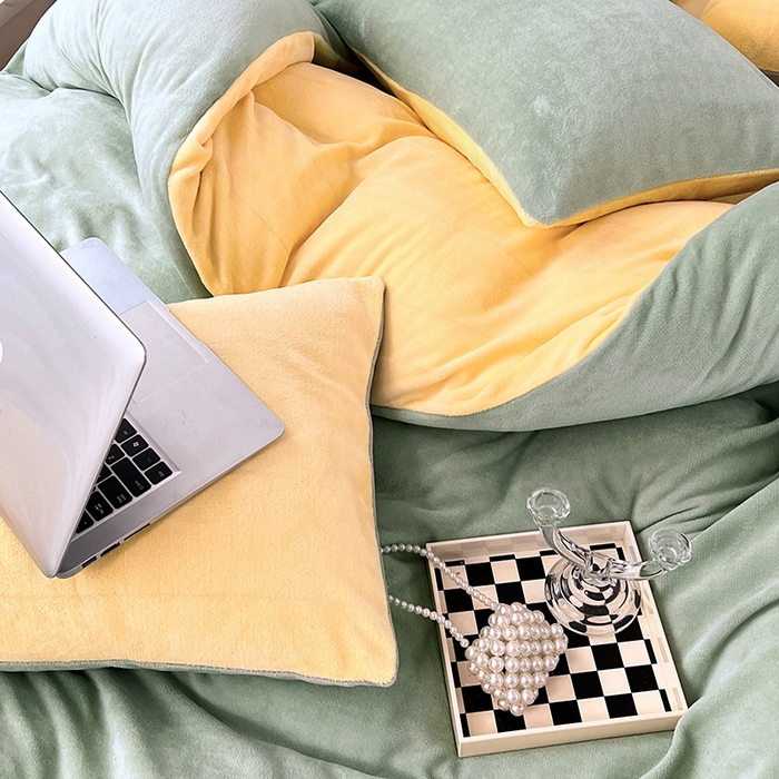 91家纺网 家纺一手货源 找家纺 梵克保罗 2025秋冬新款ins风小红书高克重纯色双拼牛奶绒单被套三件套四件套系列 抹茶芝士