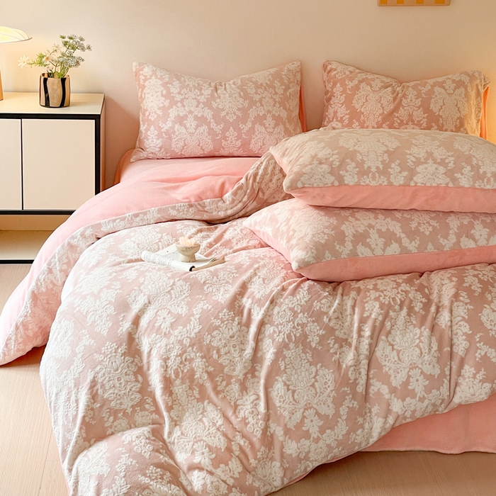 91家纺网 家纺一手货源 找家纺 雅居纺家纺 2025新款花卉雕花绒加厚保暖四件套 欧式粉