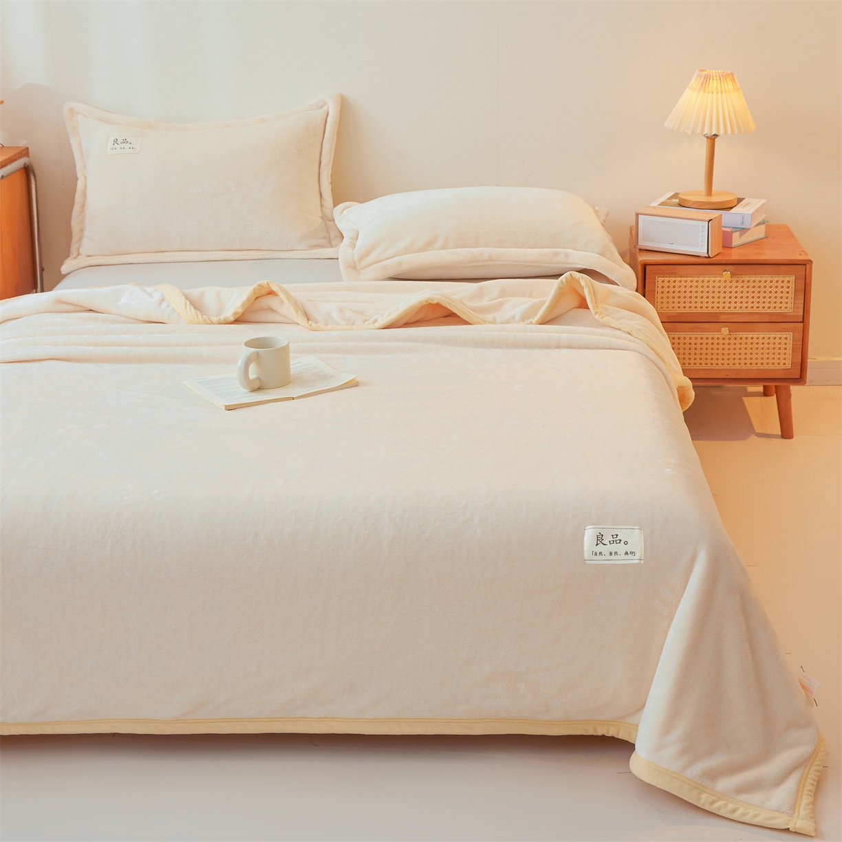 91家纺网 家纺一手货源 找家纺 多谷家纺 2025新款加厚法莱绒绒双面四季多功能毛毯毯子米白色