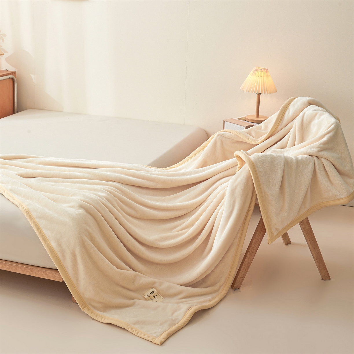 91家纺网 家纺一手货源 找家纺 多谷家纺 2025新款加厚法莱绒绒双面四季多功能毛毯毯子米白色