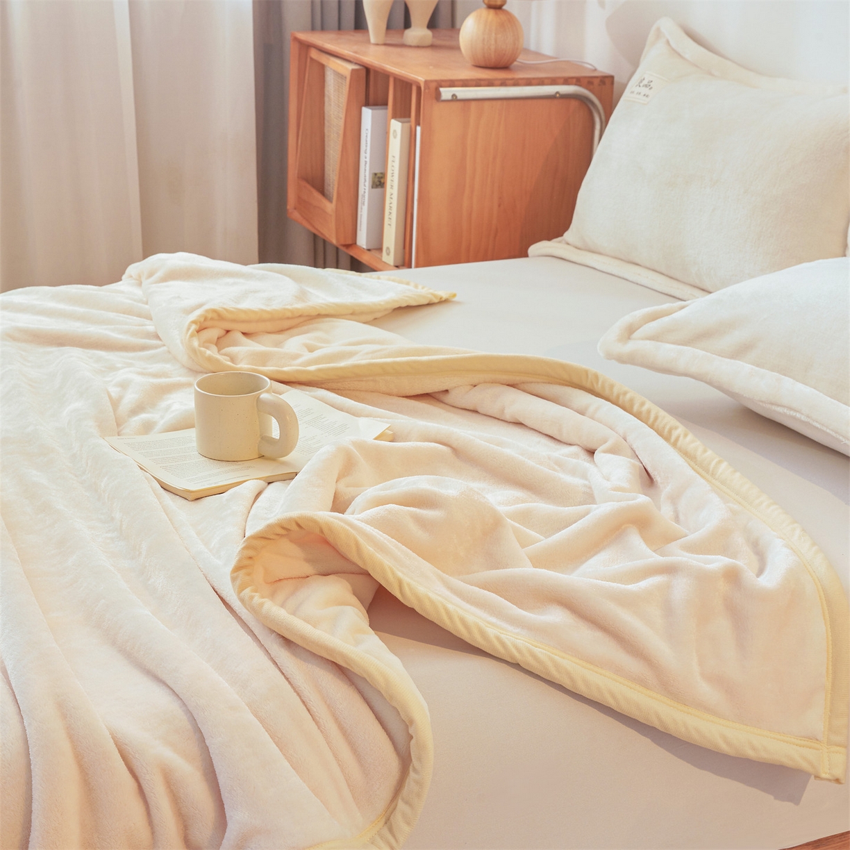 91家纺网 家纺一手货源 找家纺 多谷家纺 2025新款加厚法莱绒绒双面四季多功能毛毯毯子米白色