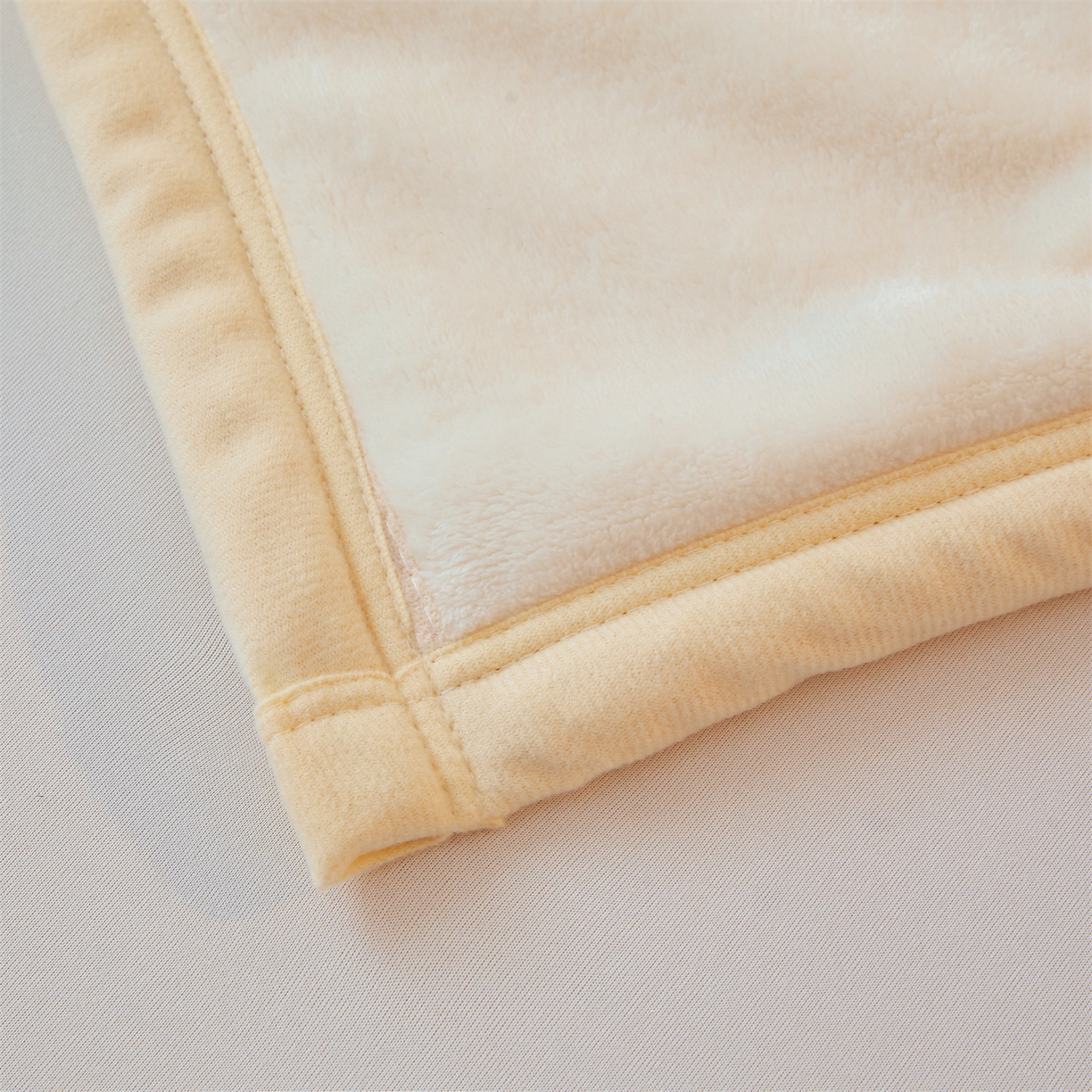 91家纺网 家纺一手货源 找家纺 多谷家纺 2025新款加厚法莱绒绒双面四季多功能毛毯毯子米白色