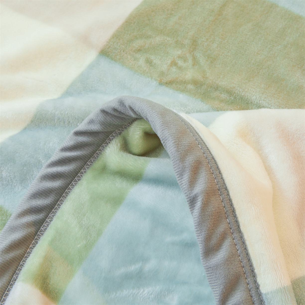 91家纺网 家纺一手货源 找家纺 多谷家纺 2025新款加厚法莱绒绒双面四季多功能毛毯毯子 绿大格