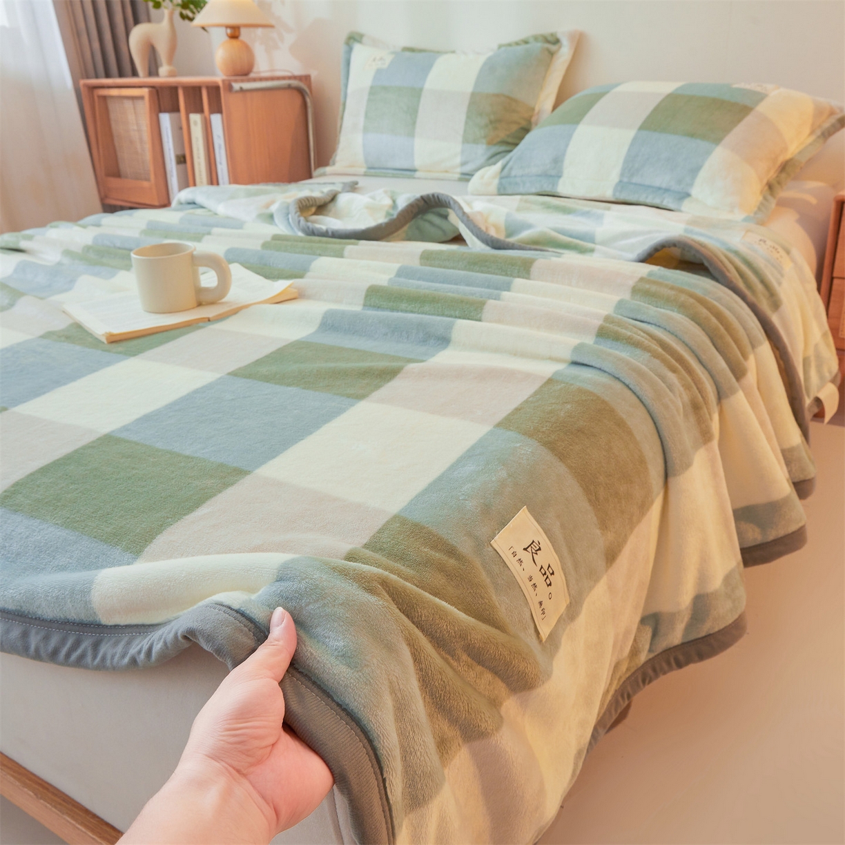 91家纺网 家纺一手货源 找家纺 多谷家纺 2025新款加厚法莱绒绒双面四季多功能毛毯毯子 绿大格