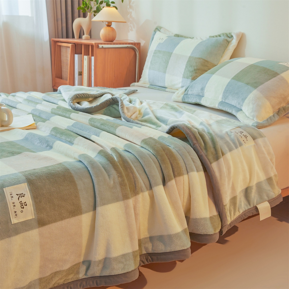 91家纺网 家纺一手货源 找家纺 多谷家纺 2025新款加厚法莱绒绒双面四季多功能毛毯毯子 绿大格