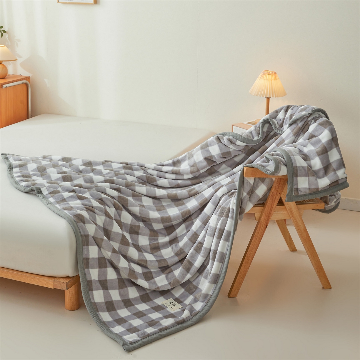 91家纺网 家纺一手货源 找家纺 多谷家纺 2025新款加厚法莱绒绒双面四季多功能毛毯毯子 灰大格