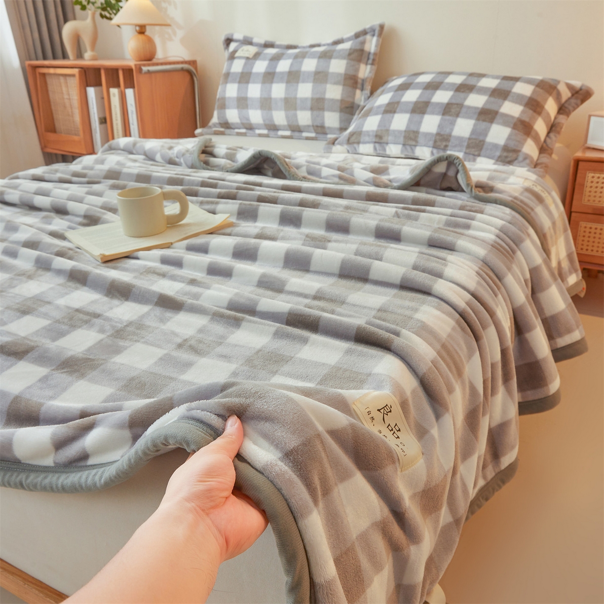 91家纺网 家纺一手货源 找家纺 多谷家纺 2025新款加厚法莱绒绒双面四季多功能毛毯毯子 灰大格