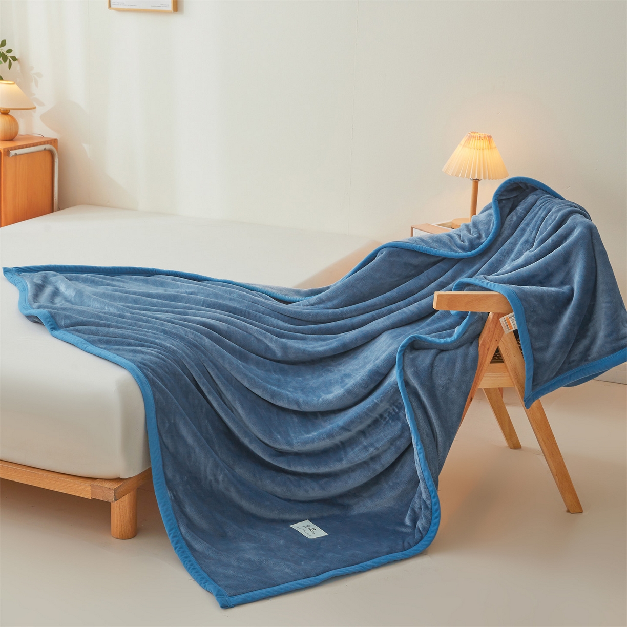 91家纺网 家纺一手货源 找家纺 多谷家纺 2025新款加厚法莱绒绒双面四季多功能毛毯毯子 蓝灰色