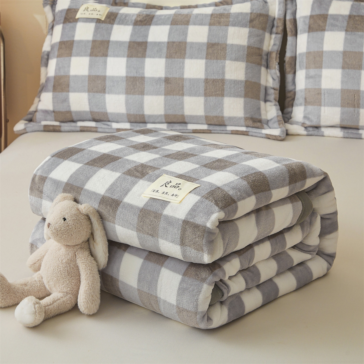 91家纺网 家纺一手货源 找家纺 多谷家纺 2025新款加厚法莱绒绒双面四季多功能毛毯毯子 灰大格