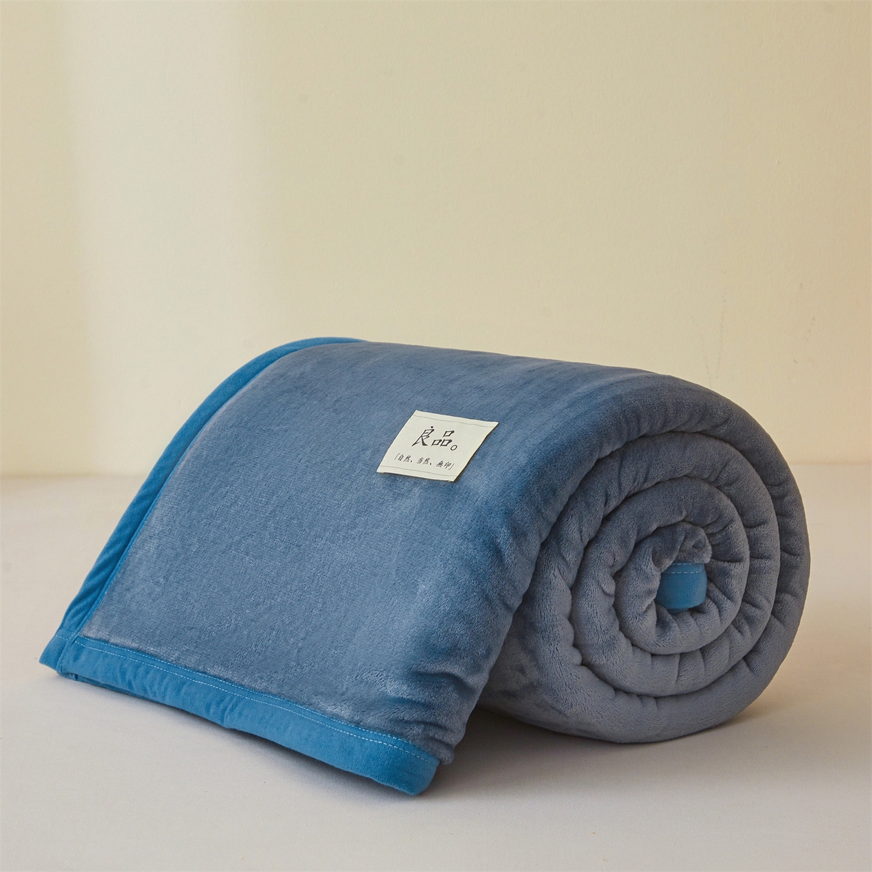 91家纺网 家纺一手货源 找家纺 多谷家纺 2025新款加厚法莱绒绒双面四季多功能毛毯毯子 蓝灰色
