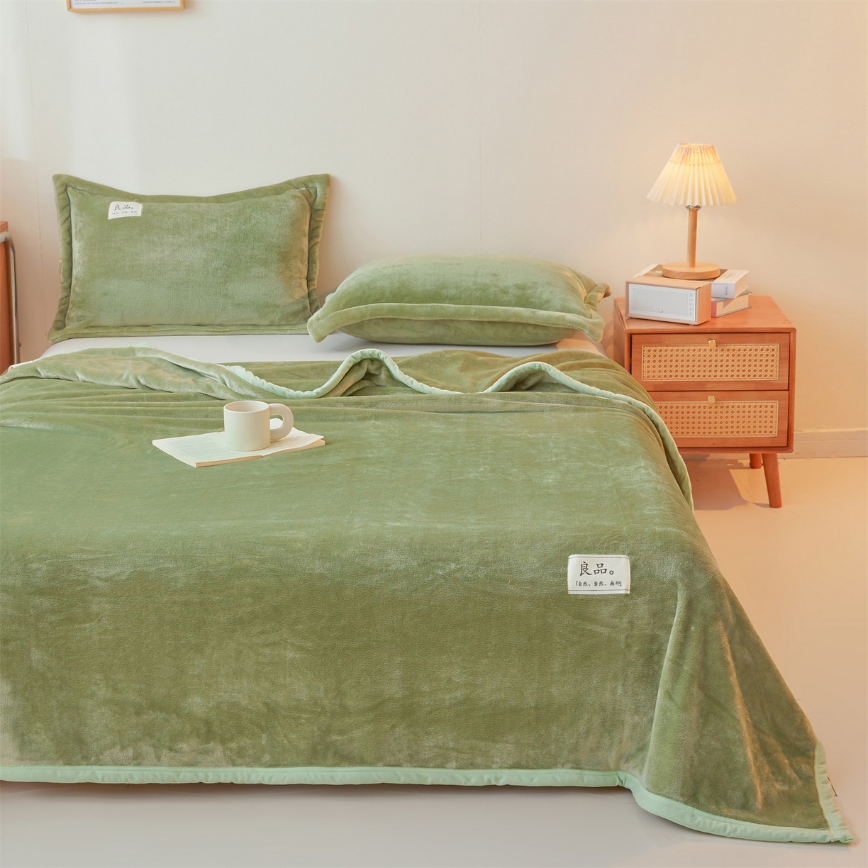 91家纺网 家纺一手货源 找家纺 多谷家纺 2025新款加厚法莱绒绒双面四季多功能毛毯毯子 绿色