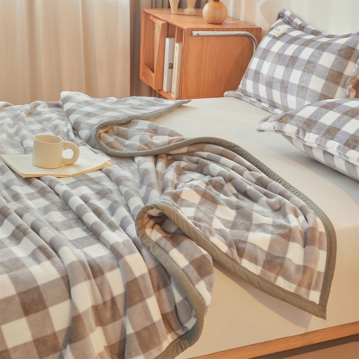 91家纺网 家纺一手货源 找家纺 多谷家纺 2025新款加厚法莱绒绒双面四季多功能毛毯毯子 灰大格