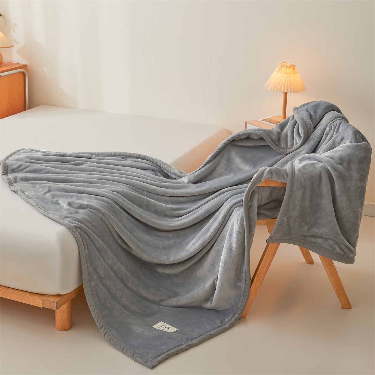 91家纺网 家纺一手货源 找家纺 多谷家纺 2025新款加厚法莱绒绒双面四季多功能毛毯毯子 灰色