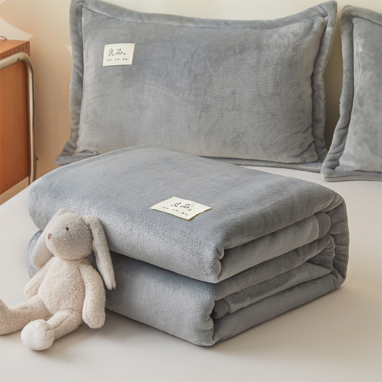 91家纺网 家纺一手货源 找家纺 多谷家纺 2025新款加厚法莱绒绒双面四季多功能毛毯毯子 灰色