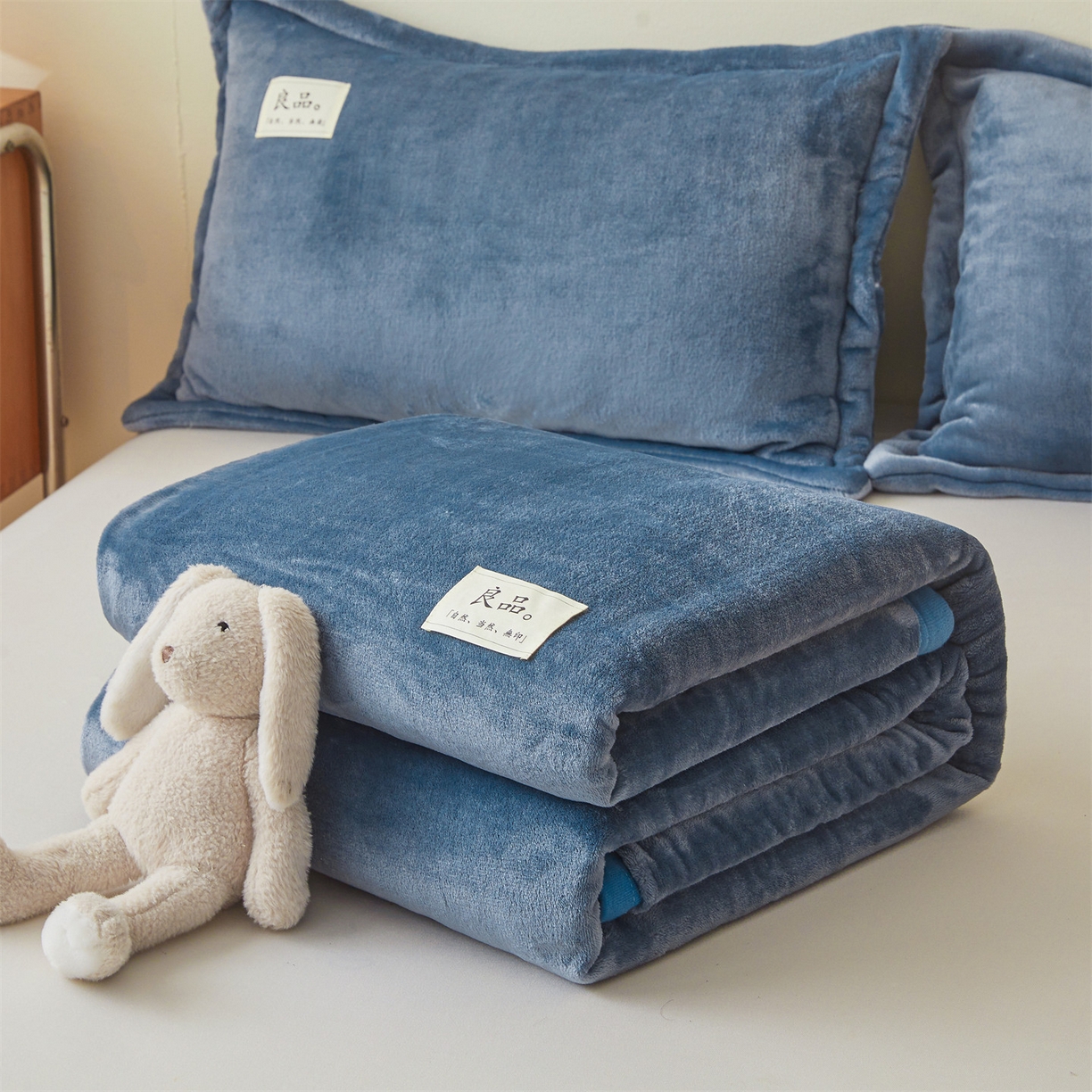 91家纺网 家纺一手货源 找家纺 多谷家纺 2025新款加厚法莱绒绒双面四季多功能毛毯毯子 蓝灰色