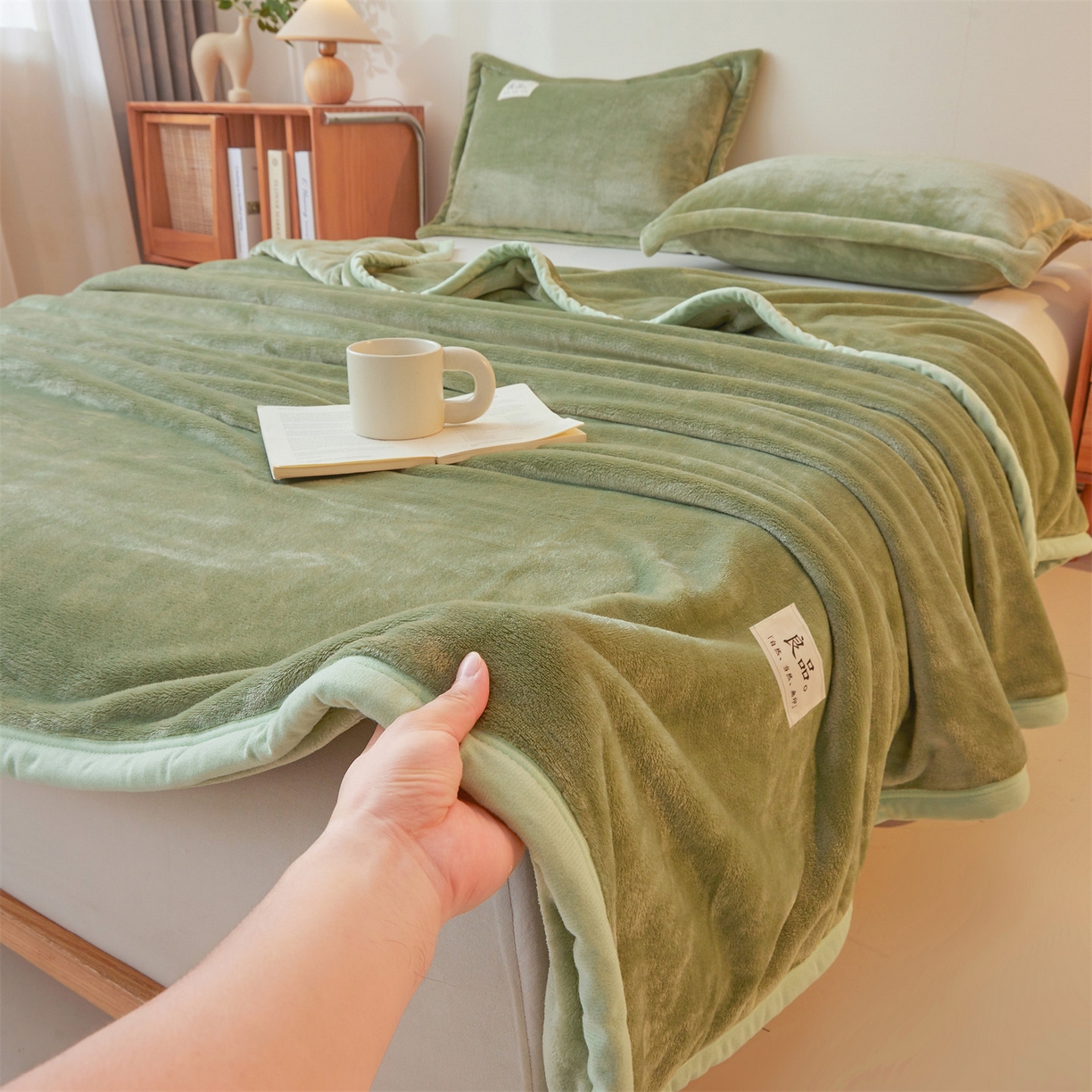 91家纺网 家纺一手货源 找家纺 多谷家纺 2025新款加厚法莱绒绒双面四季多功能毛毯毯子 绿色