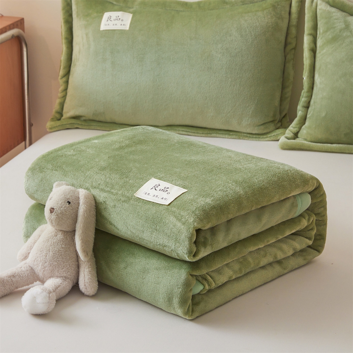 91家纺网 家纺一手货源 找家纺 多谷家纺 2025新款加厚法莱绒绒双面四季多功能毛毯毯子 绿色