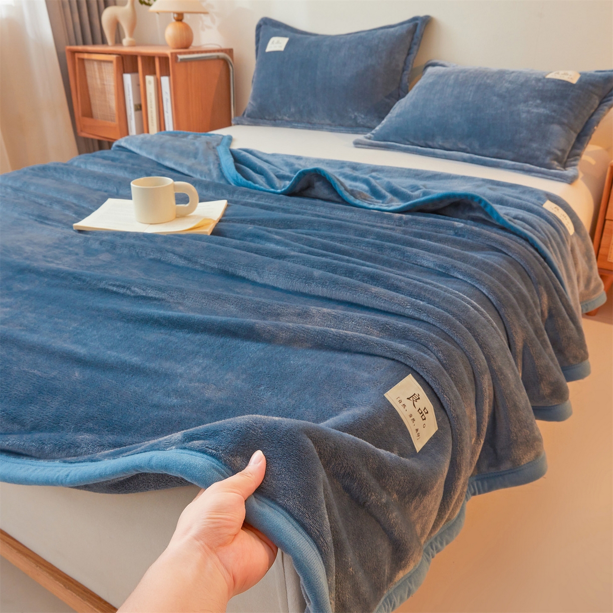 91家纺网 家纺一手货源 找家纺 多谷家纺 2025新款加厚法莱绒绒双面四季多功能毛毯毯子 蓝灰色