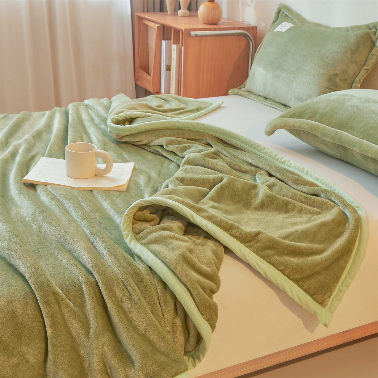 91家纺网 家纺一手货源 找家纺 多谷家纺 2025新款加厚法莱绒绒双面四季多功能毛毯毯子 绿色