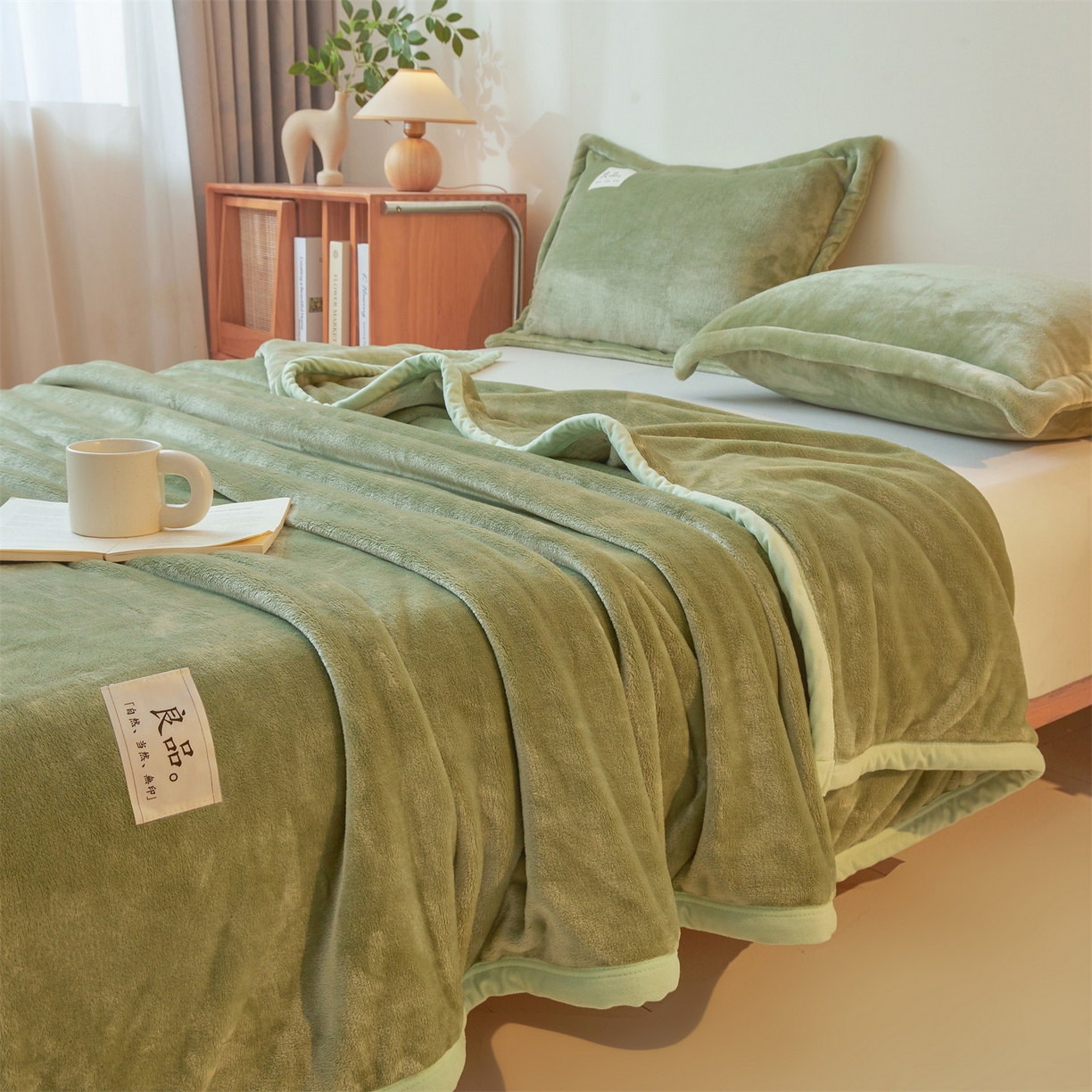 91家纺网 家纺一手货源 找家纺 多谷家纺 2025新款加厚法莱绒绒双面四季多功能毛毯毯子 绿色