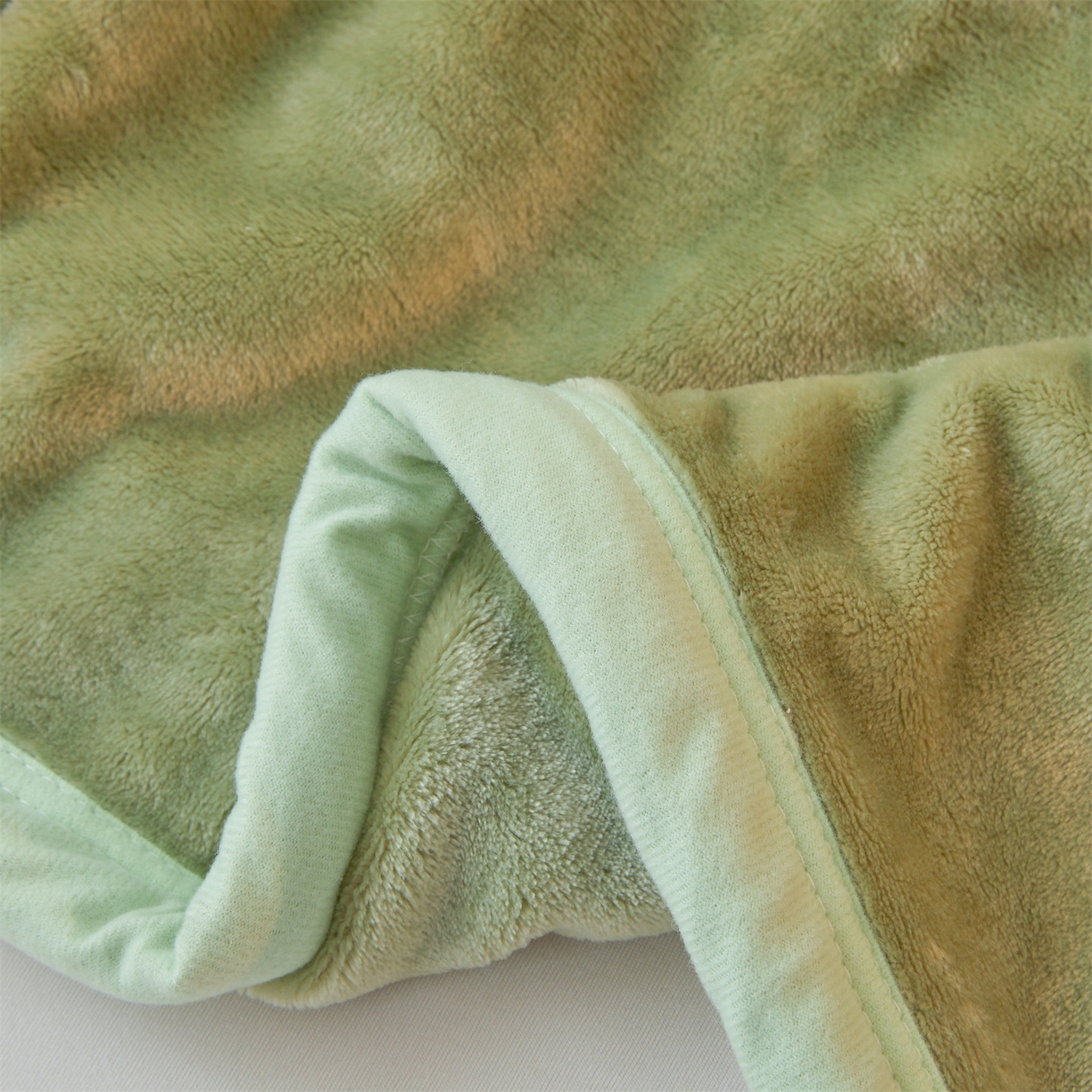 91家纺网 家纺一手货源 找家纺 多谷家纺 2025新款加厚法莱绒绒双面四季多功能毛毯毯子 绿色