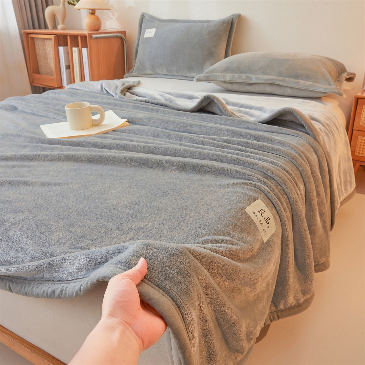 91家纺网 家纺一手货源 找家纺 多谷家纺 2025新款加厚法莱绒绒双面四季多功能毛毯毯子 灰色