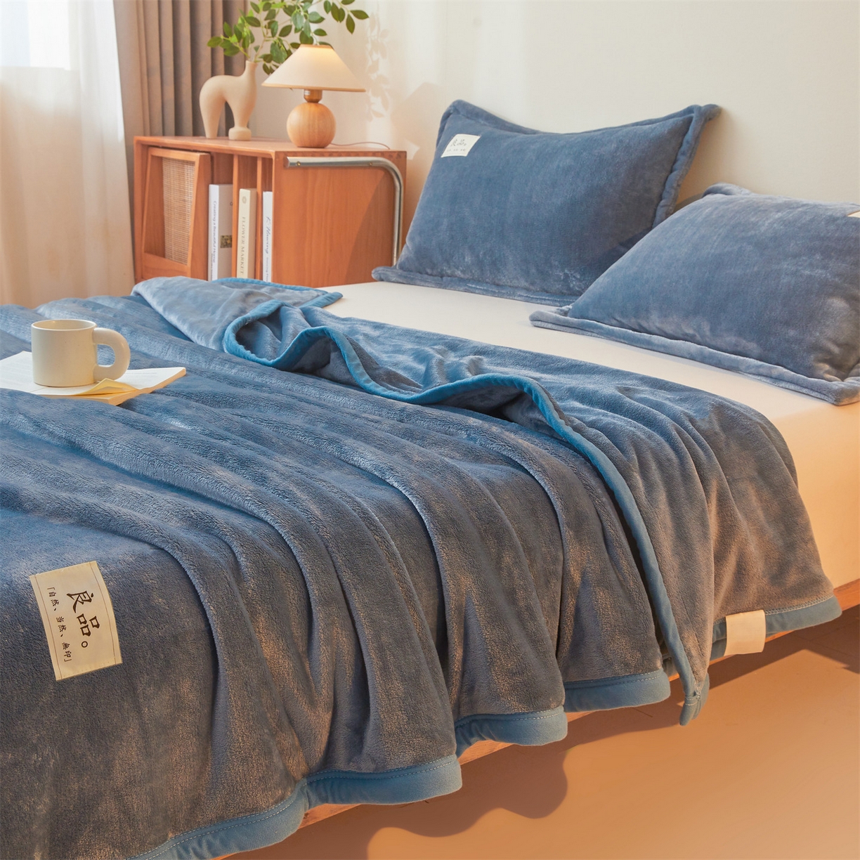 91家纺网 家纺一手货源 找家纺 多谷家纺 2025新款加厚法莱绒绒双面四季多功能毛毯毯子 蓝灰色