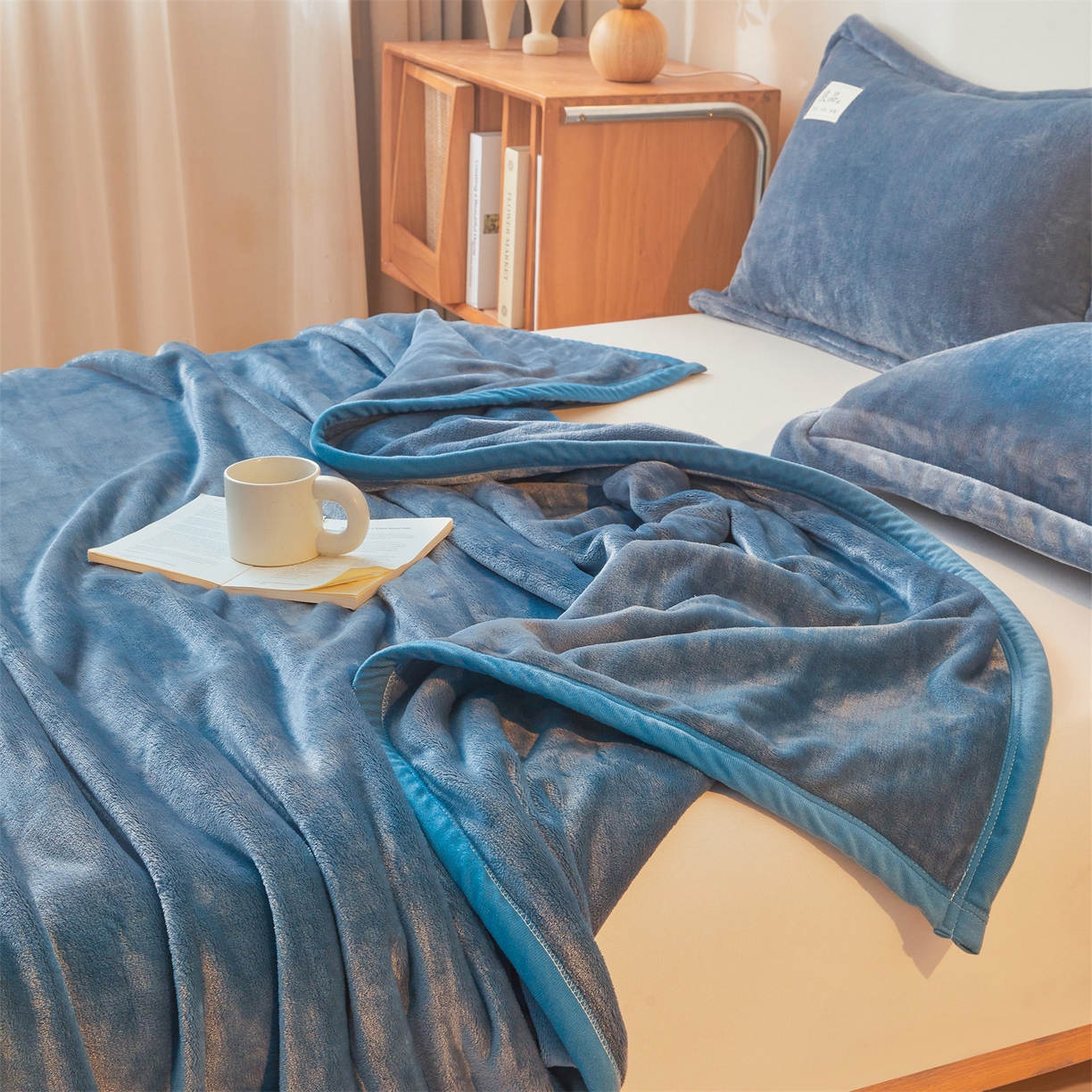 91家纺网 家纺一手货源 找家纺 多谷家纺 2025新款加厚法莱绒绒双面四季多功能毛毯毯子 蓝灰色