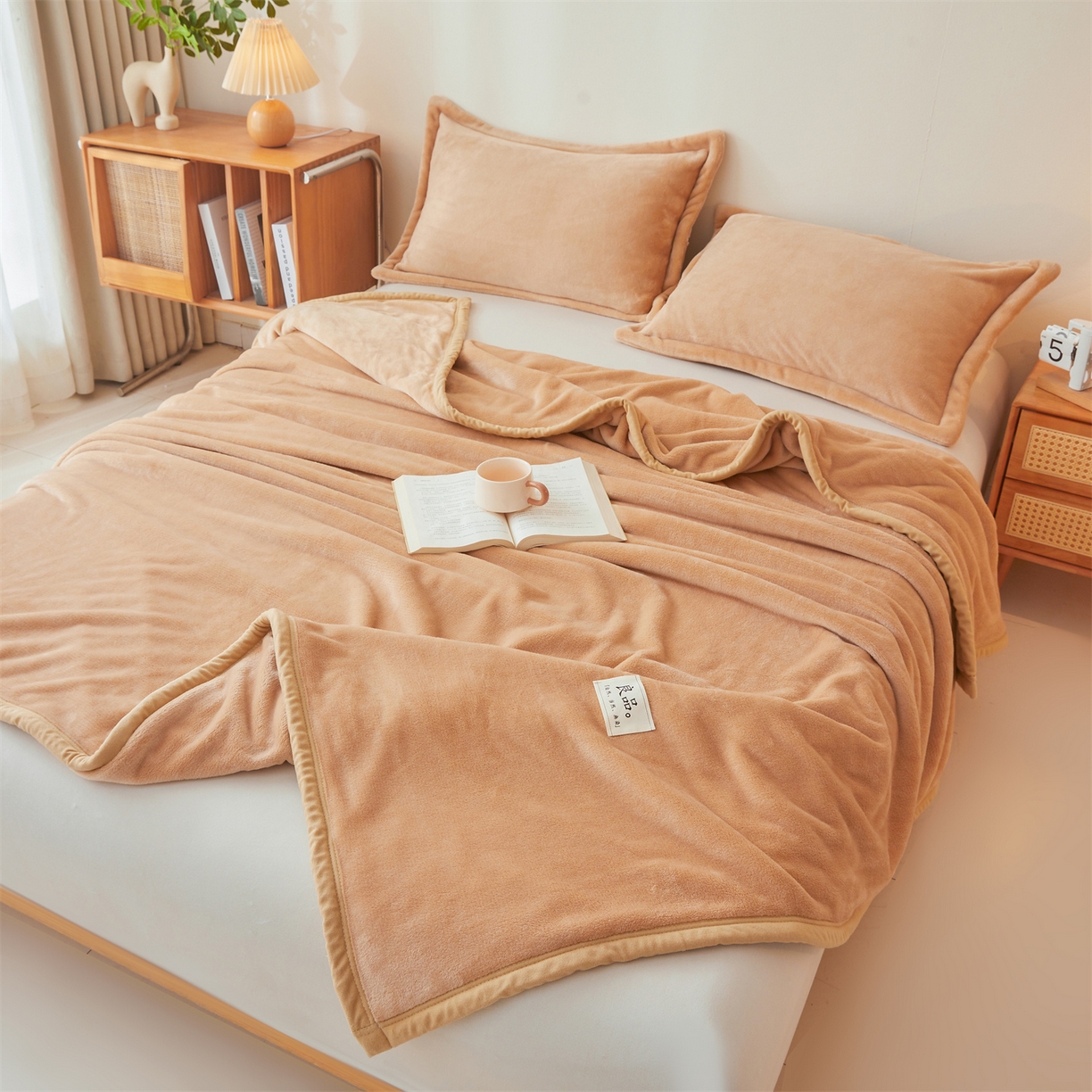 91家纺网 家纺一手货源 找家纺 多谷家纺 2025新款加厚法莱绒绒双面四季多功能毛毯毯子 卡其色