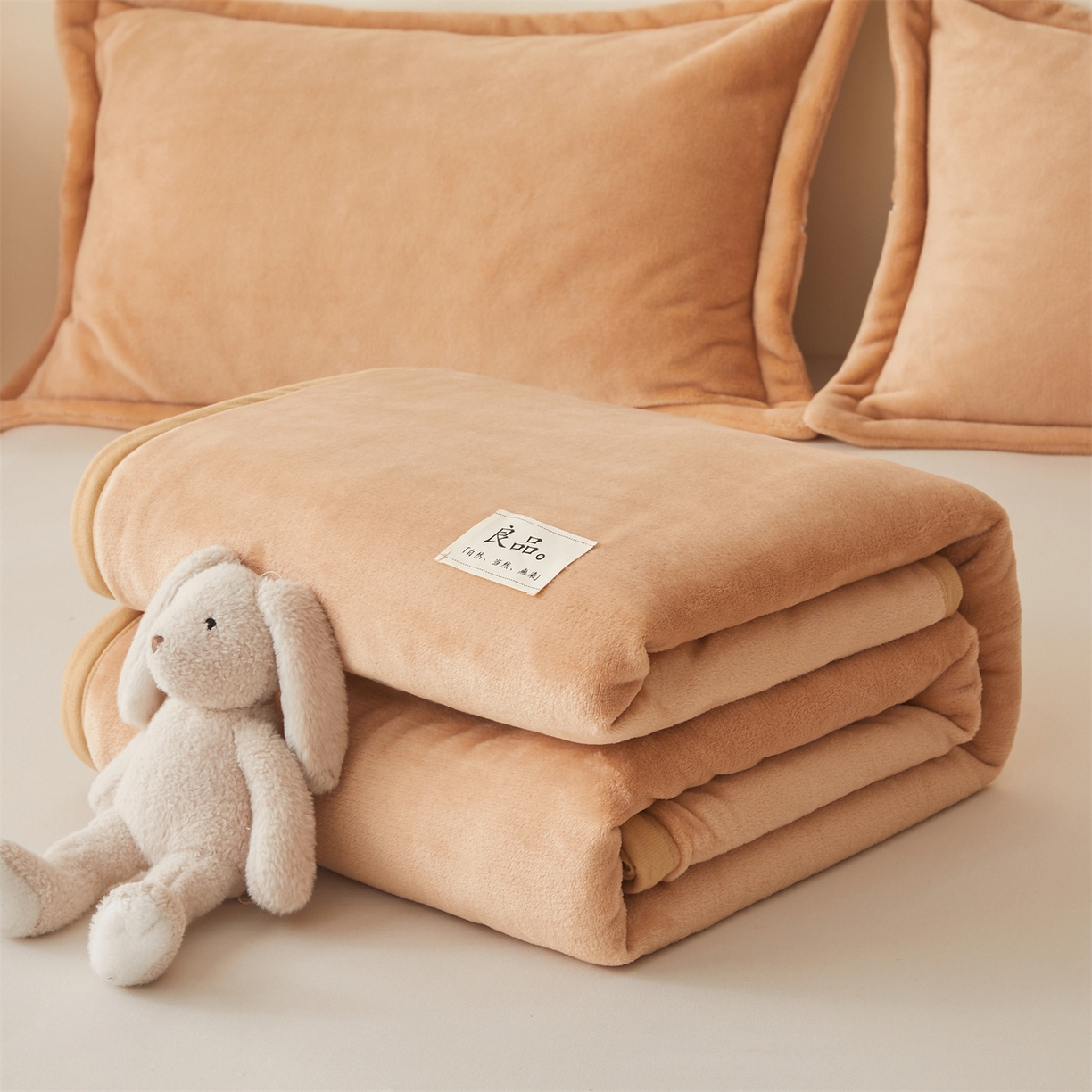 91家纺网 家纺一手货源 找家纺 多谷家纺 2025新款加厚法莱绒绒双面四季多功能毛毯毯子 卡其色