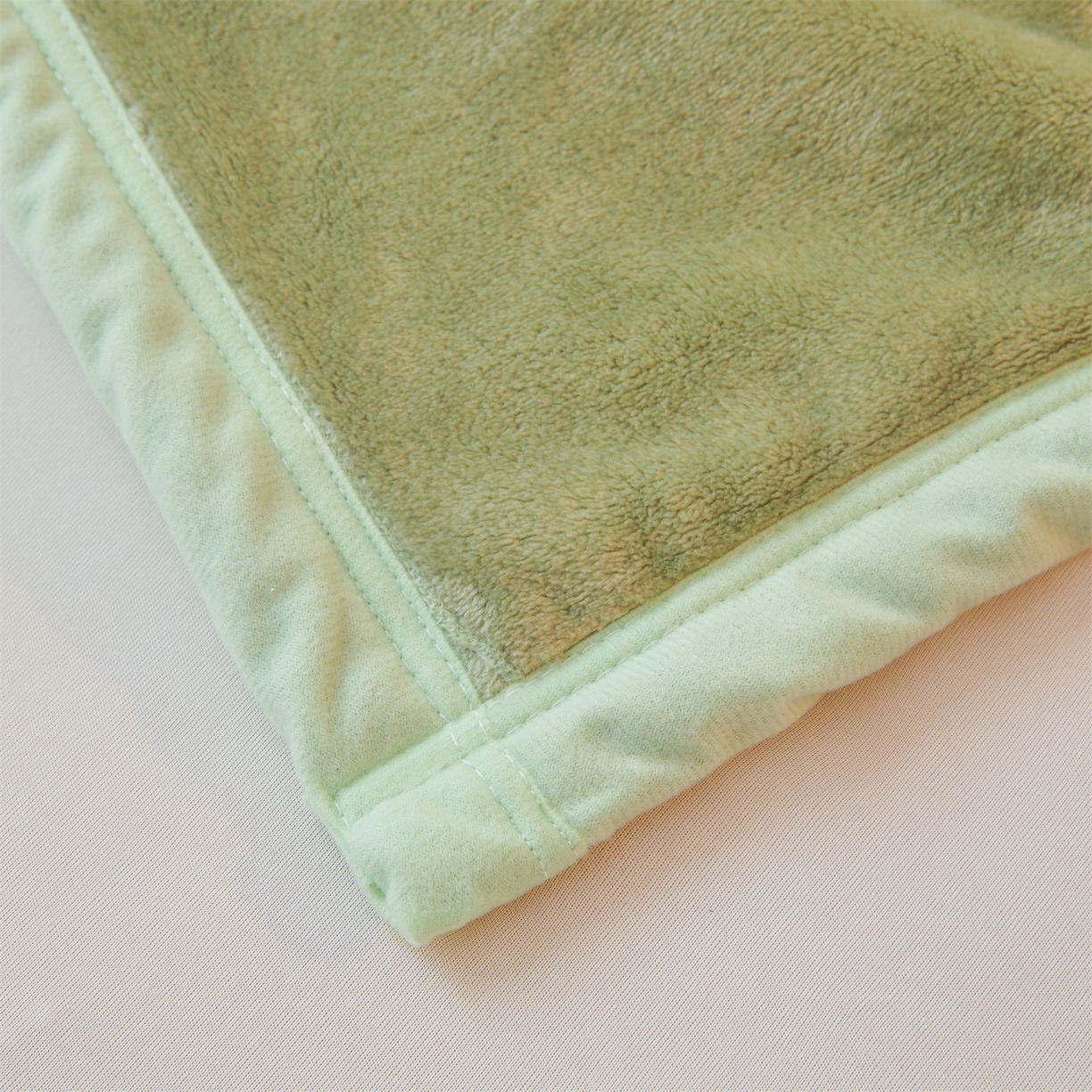 91家纺网 家纺一手货源 找家纺 多谷家纺 2025新款加厚法莱绒绒双面四季多功能毛毯毯子 绿色