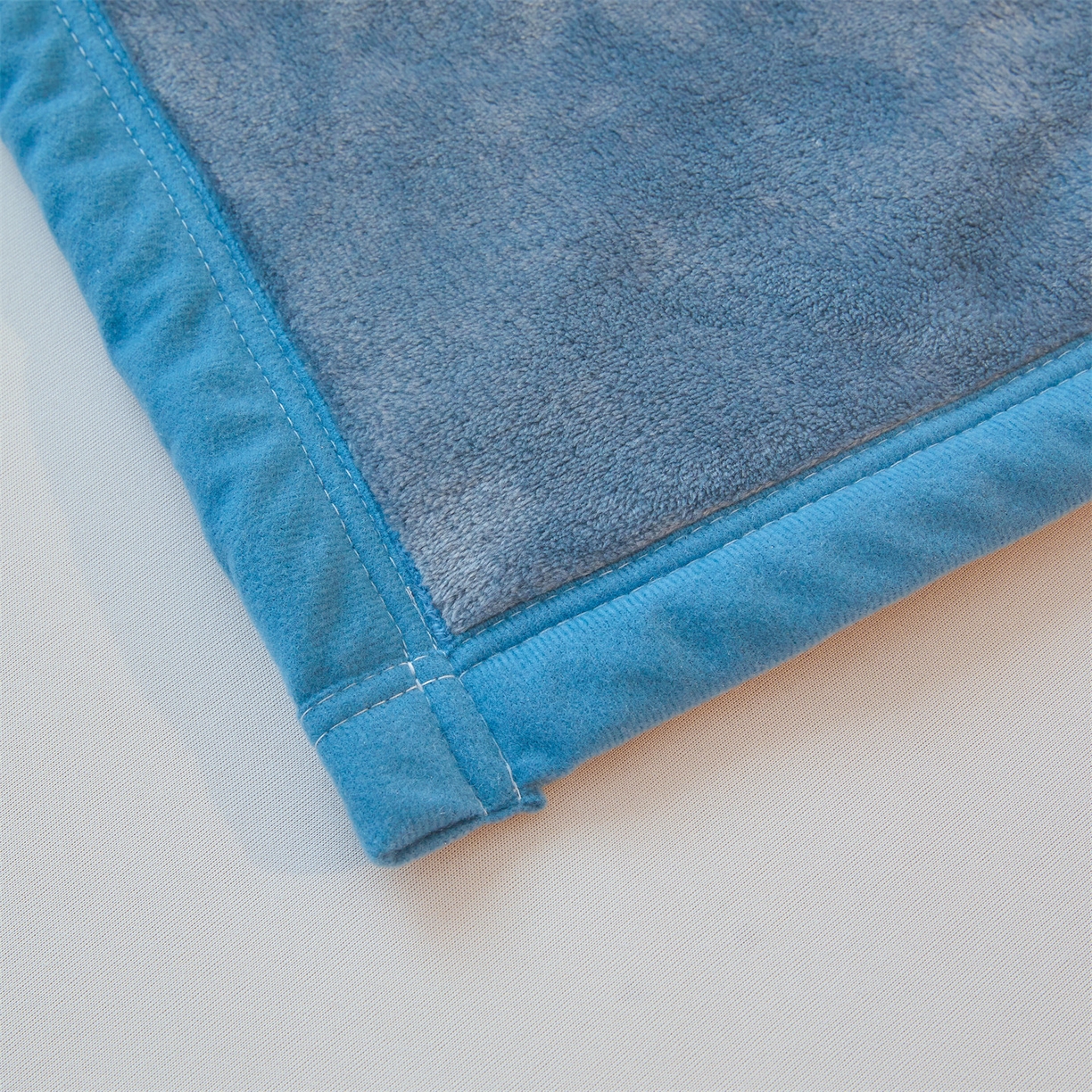 91家纺网 家纺一手货源 找家纺 多谷家纺 2025新款加厚法莱绒绒双面四季多功能毛毯毯子 蓝灰色