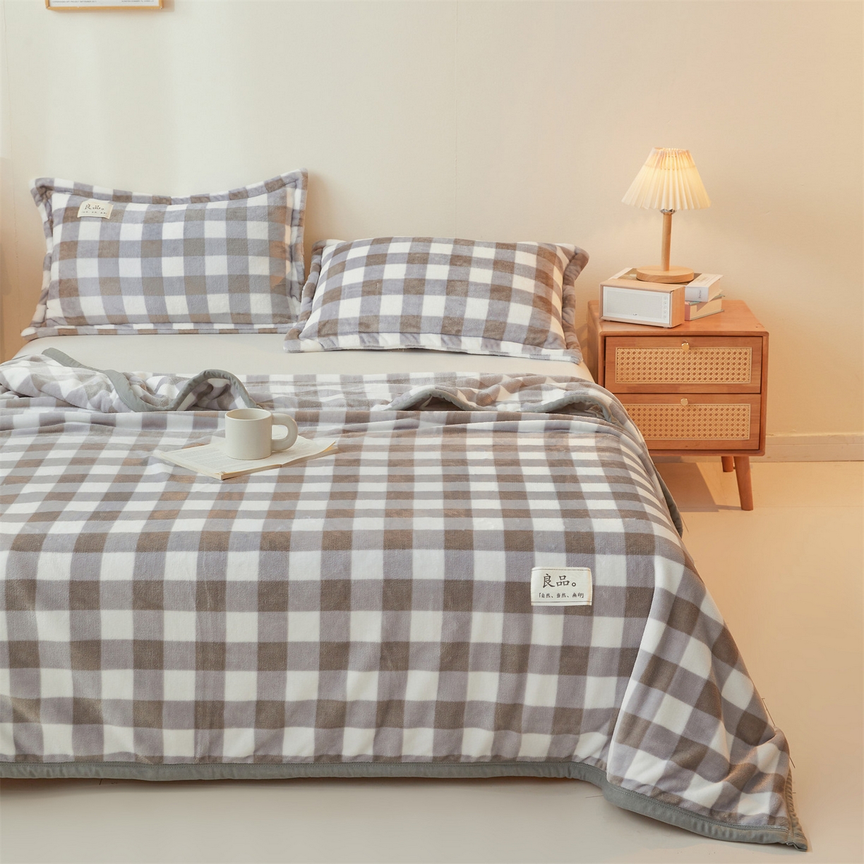 91家纺网 家纺一手货源 找家纺 多谷家纺 2025新款加厚法莱绒绒双面四季多功能毛毯毯子 灰大格