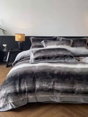 91家纺网 家纺一手货源 找家纺 启程家纺 2025新款A类加厚兔毛220克牛奶绒拼角四件套 觅森-灰