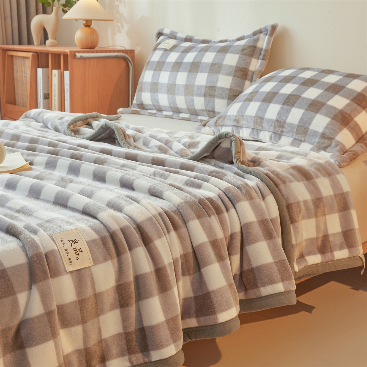 91家纺网 家纺一手货源 找家纺 多谷家纺 2025新款加厚法莱绒绒双面四季多功能毛毯毯子 灰大格