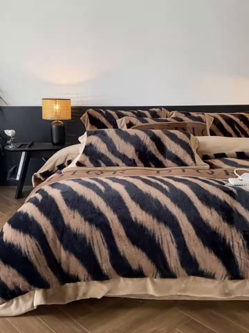 91家纺网 家纺一手货源 找家纺 启程家纺 2025新款A类加厚兔毛220克牛奶绒拼角四件套 寻彩-咖