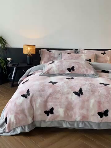 91家纺网 家纺一手货源 找家纺 启程家纺 2025新款A类加厚兔毛220克牛奶绒拼角四件套 玉蝴蝶