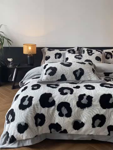 91家纺网 家纺一手货源 找家纺 启程家纺 2025新款A类加厚兔毛220克牛奶绒拼角四件套 迷踪灰