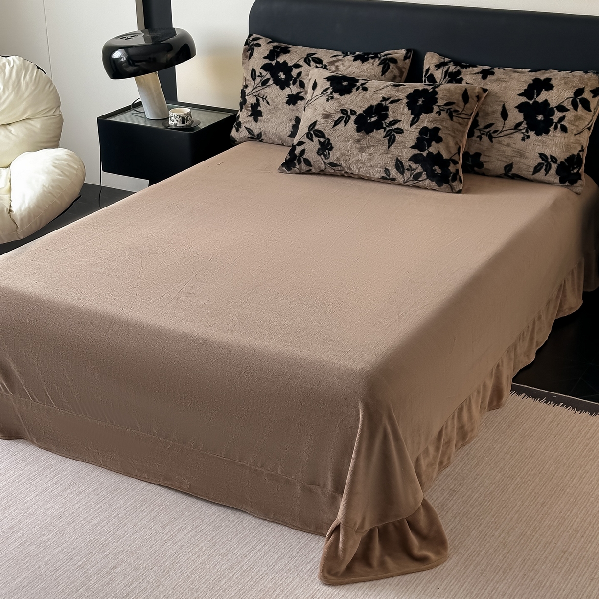 91家纺网 家纺一手货源 找家纺 鸿羽樱家纺《原伊菲晓》 2025新款美拉德复古印花抽条兔毛绒床裙款四件套 花枝漫语