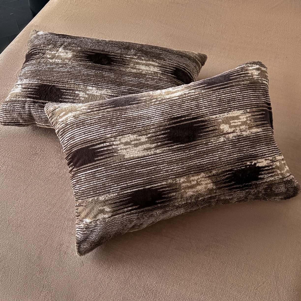 91家纺网 家纺一手货源 找家纺 鸿羽樱家纺《原伊菲晓》 2025新款美拉德复古印花抽条兔毛绒床裙款四件套 爱与轮回