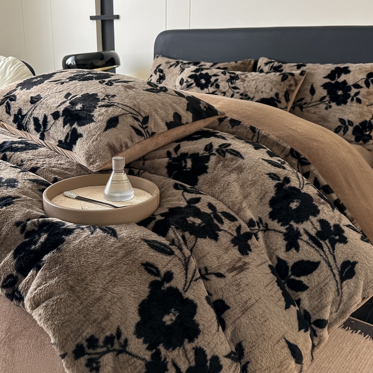 91家纺网 家纺一手货源 找家纺 鸿羽樱家纺《原伊菲晓》 2025新款美拉德复古印花抽条兔毛绒床裙款四件套 花枝漫语