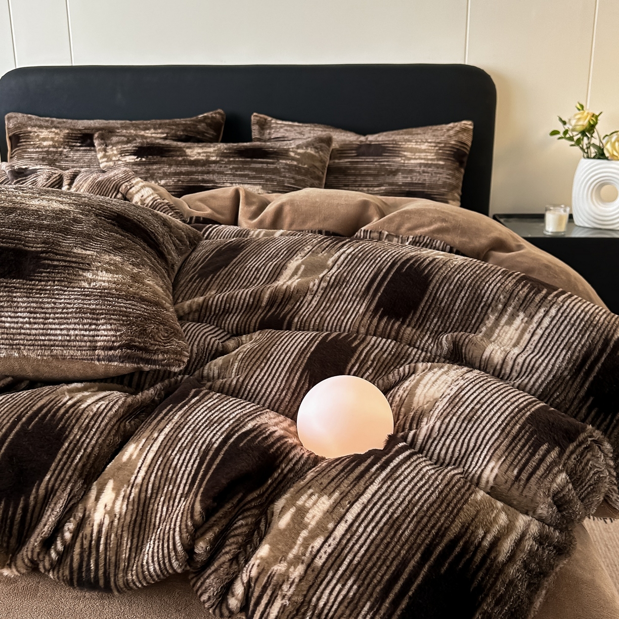 91家纺网 家纺一手货源 找家纺 鸿羽樱家纺《原伊菲晓》 2025新款美拉德复古印花抽条兔毛绒床裙款四件套 爱与轮回