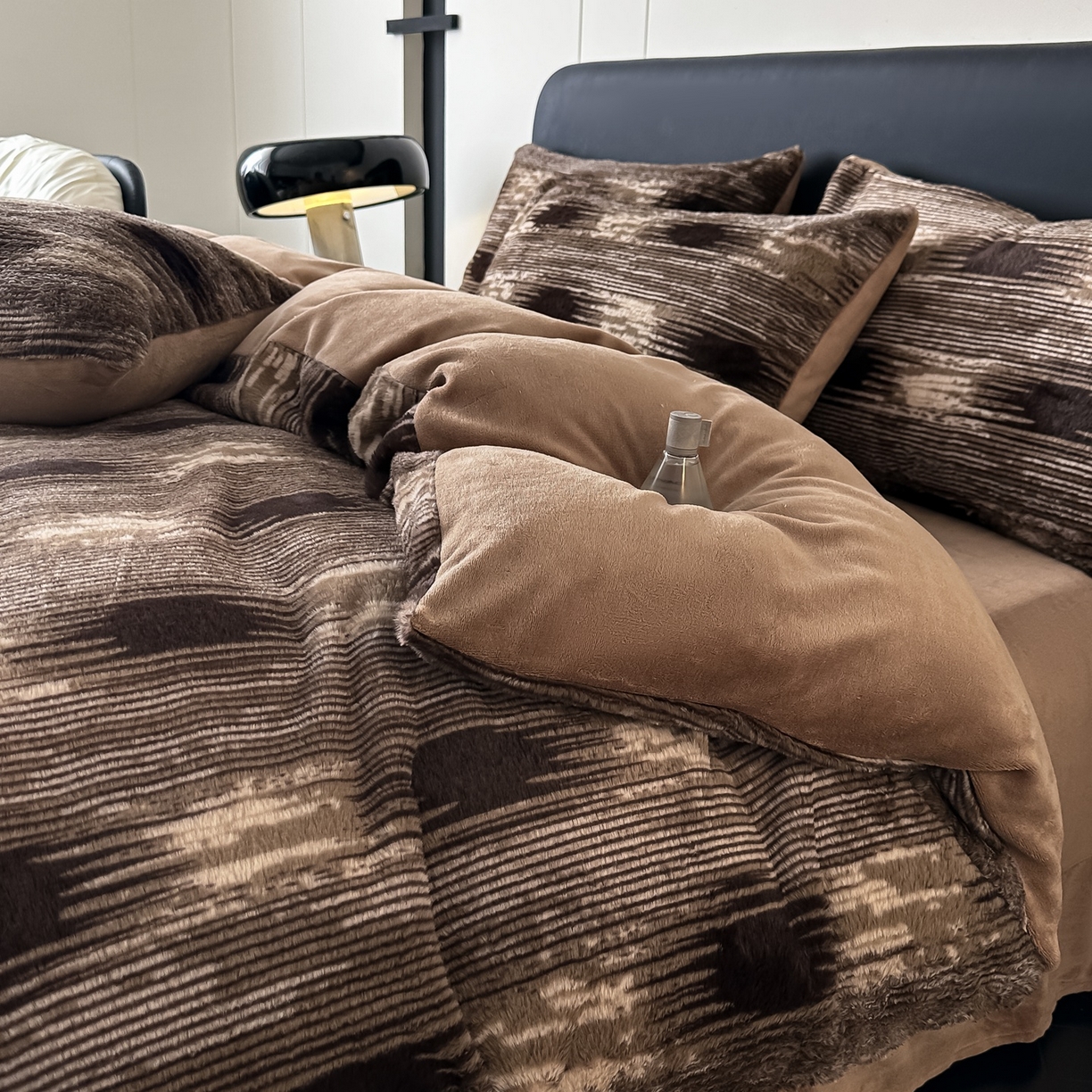 91家纺网 家纺一手货源 找家纺 鸿羽樱家纺《原伊菲晓》 2025新款美拉德复古印花抽条兔毛绒床裙款四件套 爱与轮回