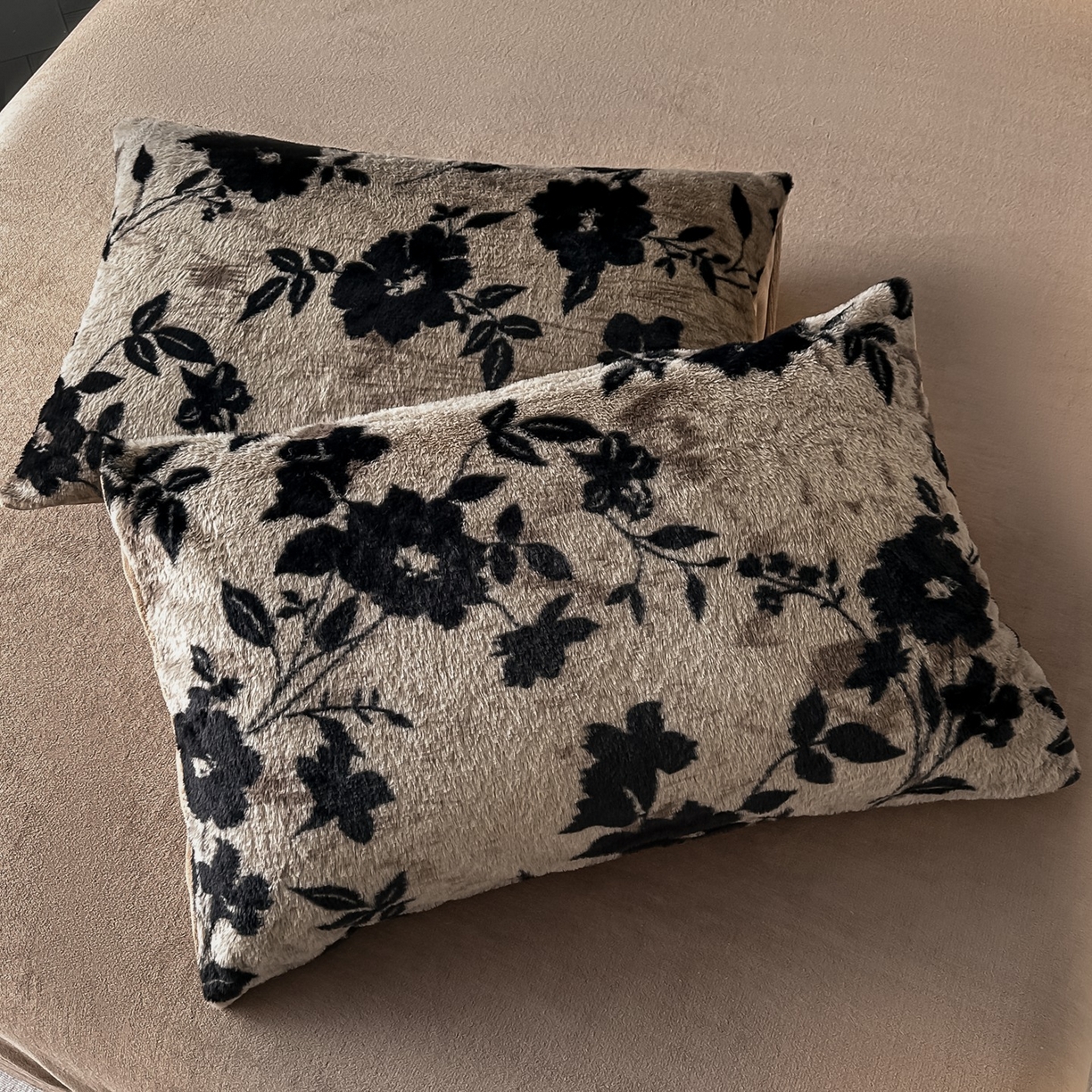 91家纺网 家纺一手货源 找家纺 鸿羽樱家纺《原伊菲晓》 2025新款美拉德复古印花抽条兔毛绒床裙款四件套 花枝漫语